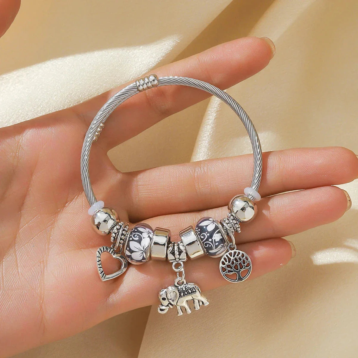 Elegant Women's Bracelet – AuraRadiant